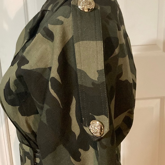 AKIRA Camo Army Print Long Trench Jacket - Picture 3 of 8
